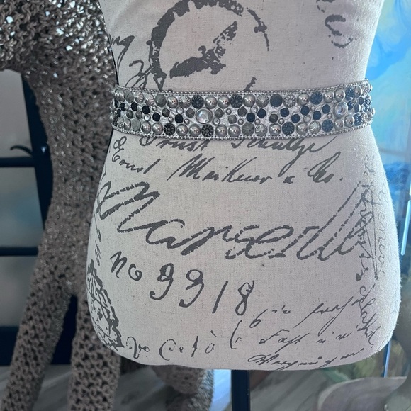 Long, seashell, jeweled, silver belt. - Picture 3 of 10